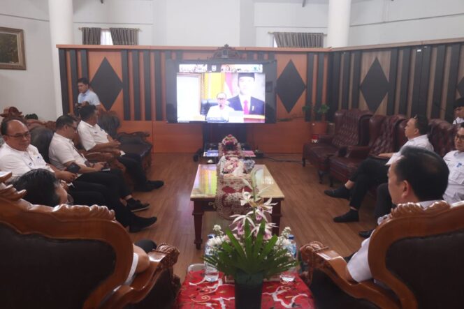 
					Via Zoom, Walikota Caroll Senduk Hadiri Rakoor Tindak Lanjut Hasil Pengadaan CASN