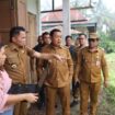 TINJAU: Bupati Ronald Kandoli dan Wabup Fredy Tuda bersama jajaran Pemkab Mitra saat melakukan kunjungan ke lahan yang nantinya dibangun Sport Centre. Dok istimewa