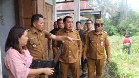 TINJAU: Bupati Ronald Kandoli dan Wabup Fredy Tuda bersama jajaran Pemkab Mitra saat melakukan kunjungan ke lahan yang nantinya dibangun Sport Centre. Dok istimewa
