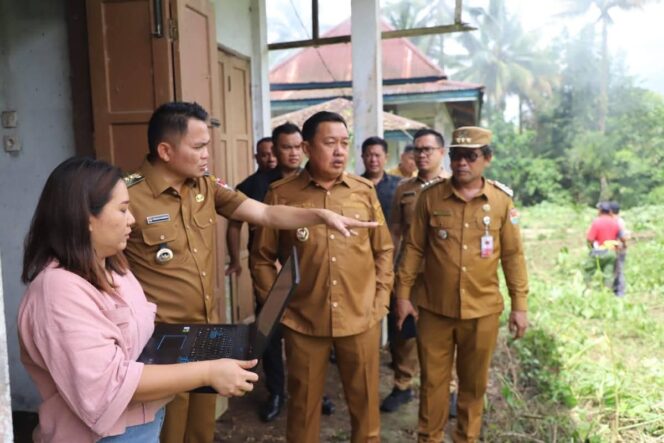 
					TINJAU: Bupati Ronald Kandoli dan Wabup Fredy Tuda bersama jajaran Pemkab Mitra saat melakukan kunjungan ke lahan yang nantinya dibangun Sport Centre. Dok istimewa