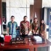 Jajaran Disnakertrans saat bersua dengan Bupati Ronald Kandoli, beberapa waktu lalu. Dok istimewa.