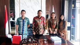 Jajaran Disnakertrans saat bersua dengan Bupati Ronald Kandoli, beberapa waktu lalu. Dok istimewa.