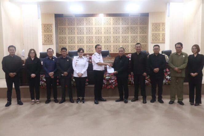
					Caroll-Sendy Terima Rekomendasi DPRD, Jadi Dasar Penguatan Kebijakan Pemkot Tahun 2025