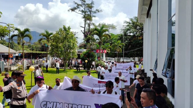 
					Massa Gerakan Reformasi GMIM Desak Perubahan Tata Kelola dan Transparansi Gereja 