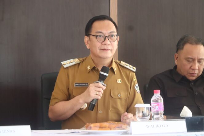 
					Pala Jadi Ujung Tombak Pelayanan Publik, Wali Kota Caroll: Tak Optimal Layani Masyarakat Akan Dievaluasi