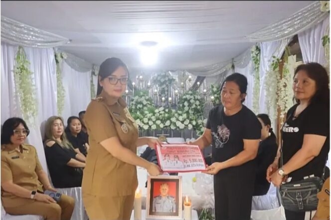 
					Kepedulian Pemkot Tomohon, Serahkan Santunan Duka