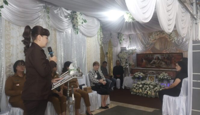 
					Wawali Sendy Rumajar Bersama Jajaran Pemkot Tomohon Melayat ke Rumah Duka Almarhumah Elisabeth Sangi