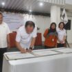 Wali Kota Caroll Senduk SH saat menandatangani pencanangan Kelurahan Cantik. Dok istimewa 