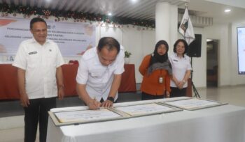 Wali Kota Caroll Senduk SH saat menandatangani pencanangan Kelurahan Cantik. Dok istimewa 