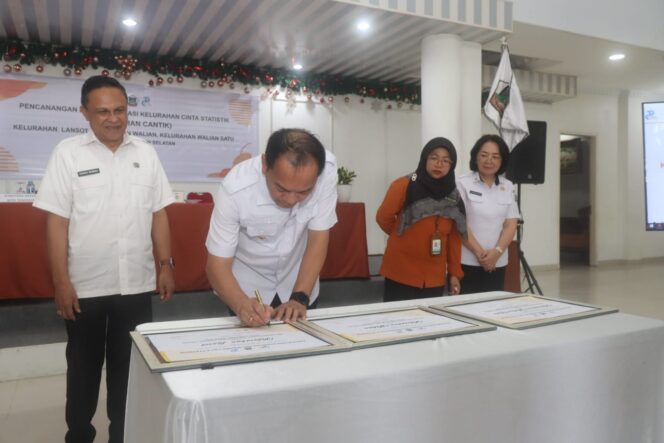 
					Wali Kota Caroll Senduk SH saat menandatangani pencanangan Kelurahan Cantik. Dok istimewa 