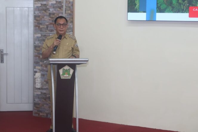 
					DILUNCURKAN: Wali Kota Caroll Senduk saat membuka kegiatan FGD Kelitbangan dalam Sidang Majelis Pertimbangan Kelitbangan Kota Tomohon. Dok istimewa 