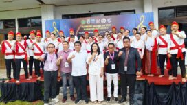DISUPPORT PENUH: Gubernur Sulawesi Utara Yulius Selvanus dan Ny Anik Selvanus tampak hadir memberikan dukungan kepada Tim MGN Tomohon di ajang Pesparawi Nasional XIV di Manokwari. Dok istimewa 