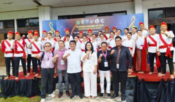 DISUPPORT PENUH: Gubernur Sulawesi Utara Yulius Selvanus dan Ny Anik Selvanus tampak hadir memberikan dukungan kepada Tim MGN Tomohon di ajang Pesparawi Nasional XIV di Manokwari. Dok istimewa 