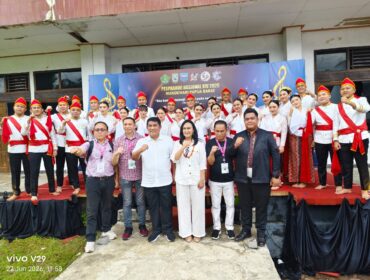 DISUPPORT PENUH: Gubernur Sulawesi Utara Yulius Selvanus dan Ny Anik Selvanus tampak hadir memberikan dukungan kepada Tim MGN Tomohon di ajang Pesparawi Nasional XIV di Manokwari. Dok istimewa 