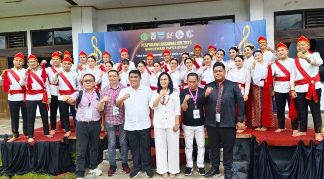DISUPPORT PENUH: Gubernur Sulawesi Utara Yulius Selvanus dan Ny Anik Selvanus tampak hadir memberikan dukungan kepada Tim MGN Tomohon di ajang Pesparawi Nasional XIV di Manokwari. Dok istimewa 