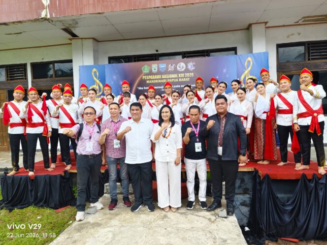 
					DISUPPORT PENUH: Gubernur Sulawesi Utara Yulius Selvanus dan Ny Anik Selvanus tampak hadir memberikan dukungan kepada Tim MGN Tomohon di ajang Pesparawi Nasional XIV di Manokwari. Dok istimewa 