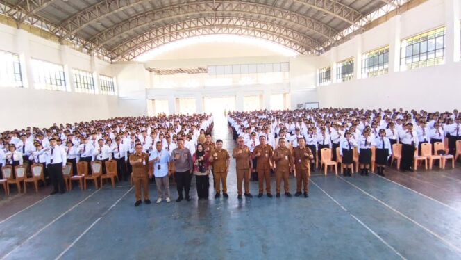 
					SOLID: Jajaran Pemkot Tomohon dan peserta Orientasi P3K Tahun 2026 di sela kegiatan yang dipusatkan di GOR Babe Palar. Dok istimewa 