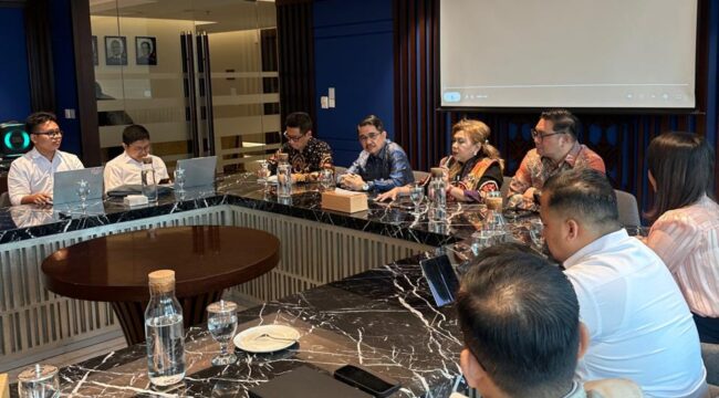 SINERGI: Panitia TIFF 2026 dipimpin Ketua Levita Supit dan Kadis Pariwisata Tomohon Judhistira Siwu saat memaparkan potensi gelaran TIFF di hadapan Pengurus KADIN Pusat. Dok istimewa 
