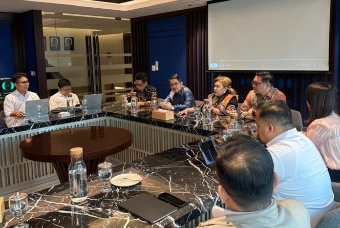 
					SINERGI: Panitia TIFF 2026 dipimpin Ketua Levita Supit dan Kadis Pariwisata Tomohon Judhistira Siwu saat memaparkan potensi gelaran TIFF di hadapan Pengurus KADIN Pusat. Dok istimewa 